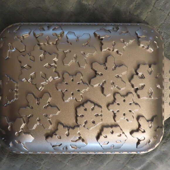 Nordic Ware Snowflake Cake Pan 10 Cup Heavy Cast Aluminum USA 54848 11"x8.5"x2" - Picture 2 of 4